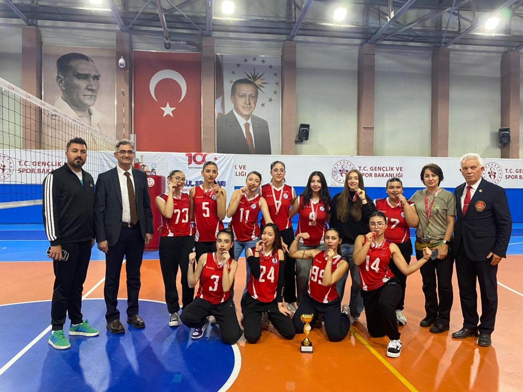 Kardelen genç voleybol takımı 3. oldu 1