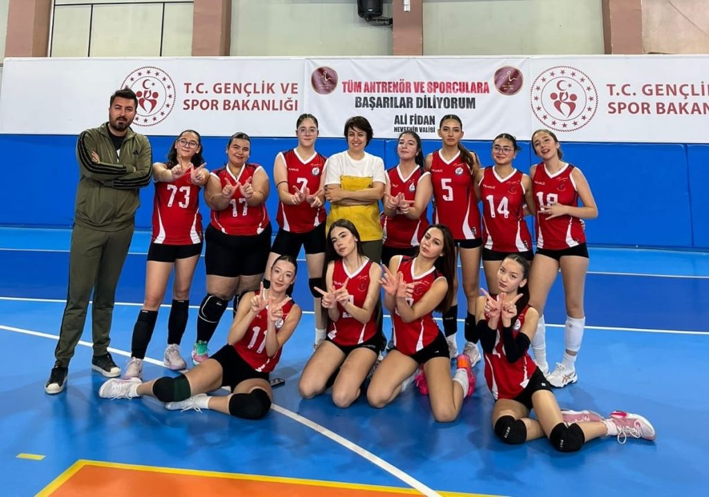 Kardelen voleybol takımı yarı finale yükseldi